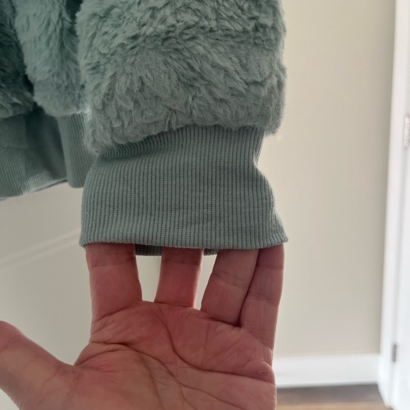 Steve Madden Green Crew Neck Sweater Soft Plush Texture - Picture 4 of 7